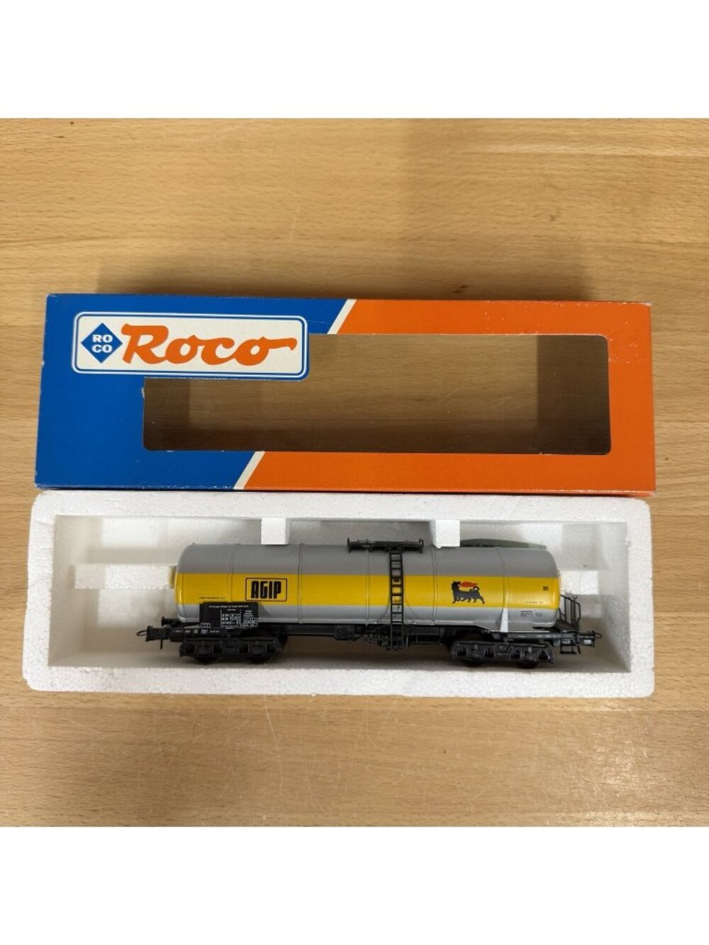 Roco 46193 HO Scale Agip Tank Car Silver Yellow Boxed